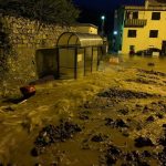Maltempo Liguria, disastrosa frana a Casarza Ligure: strade invase da detriti e auto trascinate [FOTO]