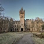 Un mondo sospeso, un castello fiabesco lasciato all’abbandono: il triste destino del maestoso castello Miranda in Belgio [FOTO]