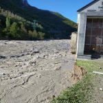 Maltempo, alluvione in Piemonte: il fiume in piena travolge il cimitero di Trappa, bare spazzate via [FOTO]