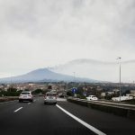 Etna, pennacchio di fumo e cenere dal cratere di sud/est: risveglio spettacolare in Sicilia [GALLERY]