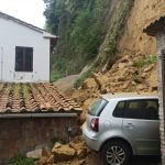 Maltempo Toscana, forti piogge a Siena: frana vicino alle case, famiglie evacuate [FOTO]