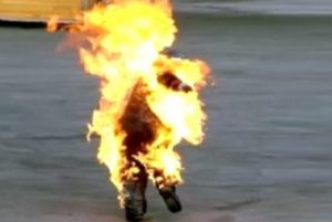 immolazione fuoco fiamme