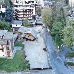 Maltempo, Piemonte in ginocchio: a Limone è un disastro, crolla palazzina, auto sott’acqua [FOTO]