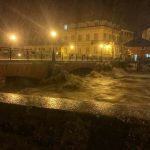 Maltempo, notte di paura in Piemonte e Liguria, case sgomberate e persone disperse: “livelli idrici mai visti in 20 anni” [FOTO]