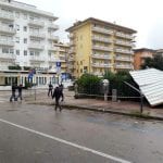 Maltempo Veneto, paura a Chioggia: tornado abbatte alberi e tettoie, pesanti allagamenti a causa dell’acqua alta [FOTO e VIDEO]