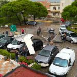 Maltempo Veneto, paura a Chioggia: tornado abbatte alberi e tettoie, pesanti allagamenti a causa dell’acqua alta [FOTO e VIDEO]