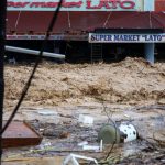 Maltempo, devastanti alluvioni a Creta: fiumi di fango spazzano via auto e villaggi, centinaia di case allagate [FOTO e VIDEO]