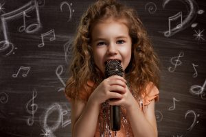 bambina cantante