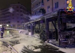 bus in fiamme roma