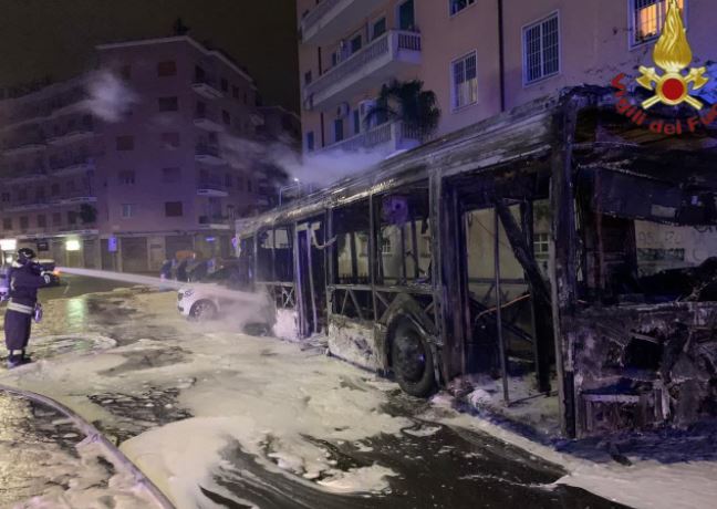 bus in fiamme roma