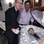 Maradona, si fanno scattare le foto col cadavere e le pubblicano sui social: Argentina sotto shock