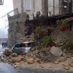 Maltempo Calabria, forti piogge a Rossano: crolla muro di recinzione, allagamenti [FOTO]