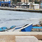 Maltempo, mareggiata a Lampedusa: le barche dei migranti danneggiano il porto, “situazione inaccettabile” [FOTO]
