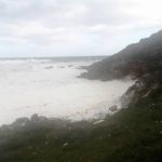 Maltempo, forti mareggiate sull’Adriatico e in Sardegna: una densa schiuma ricopre i litorali per un effetto “nevicata” [FOTO e VIDEO]