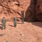 Visitatori alieni o installazione d’avanguardia? Scoperto misterioso monolite nel deserto dell’Utah [FOTO e VIDEO]
