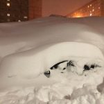Russia, pazzesca nevicata a Norilsk: metri di neve bloccano le porte delle case, auto e strade sommerse [FOTO]