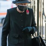 Coronavirus nel Mondo: la Regina Elisabetta per la prima volta con la mascherina [FOTO]