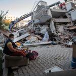 Terremoto Egeo, bilancio sempre più tragico: 60 morti tra Grecia e Turchia, si scava ancora ma poca speranza di trovare sopravvissuti [FOTO e VIDEO]
