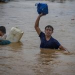 Il Tifone Vamco devasta le Filippine: venti oltre i 155km orari e violente inondazioni su Manila [FOTO e VIDEO]