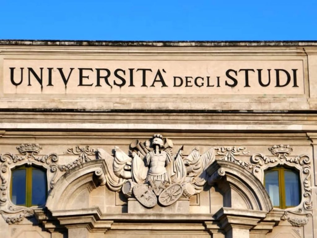 università