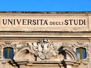 università
