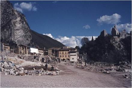 Figura 1: Il castello di Gemona del Friuli, completamente crollato dopo il secondo terremoto del Friuli, avvenuto 15 settembre 1976. Era già crollato parzialmente dopo la prima scossa del 6 maggio di quell’anno