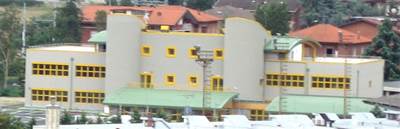 Figura 18: La nuova scuola elementare di Marzabotto (Bologna), isolata sismicamente con 28 HDRB e 14 SD, da me collaudata in corso d’opera nel 2010