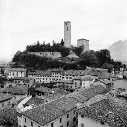 Figura 24: La “Torre dell’Orologio” del Castello di Gemona del Friuli (Udine), distrutta (assieme all’intero castello) dai due terremoti del Friuli del 6 maggio e del 15 settembre 1976, ricostruita utilizzando 22 dissipatori sismici “ad elasticità impedita” (BRAD) e da me collaudata nel 2015