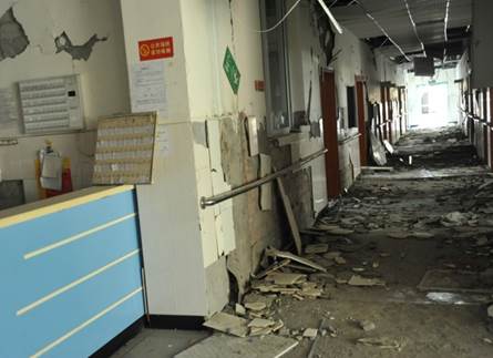 Figura 29: Danni subiti dai 2 edifici fondati convenzionalmente dell’ospedale di Lushan (Cina) durante il terremoto del 20 aprile 2013 (magnitudo M = 7,0): ambedue tali edifici risultarono inutilizzabili dopo il terremoto