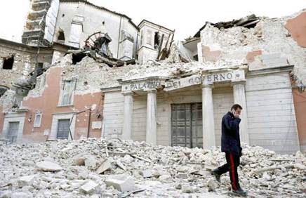 Figura 3: La Prefettura de L’Aquila, crollata durante il terremoto dell’Abruzzo del 6 aprile 2009
