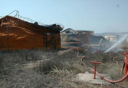 Figura 7: Forte danneggiamento di un serbatoio di stoccaggio nella raffineria di Yarimca (Turchia) durante il terremoto di Izmit del 17 agosto 1999  (magnitudo momento MW = 7,4, 17.000 vittime)