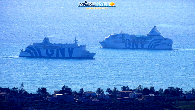 GNV in rada di fronte alle coste di Agrigento