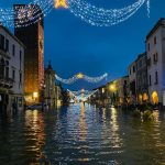 Maltempo, disastro acqua alta a Venezia e Chioggia: le foto di un pomeriggio da incubo. Mose non attivato per previsioni meteo sbagliate, “così San Marco non regge più”