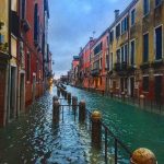 Maltempo, disastro acqua alta a Venezia e Chioggia: le foto di un pomeriggio da incubo. Mose non attivato per previsioni meteo sbagliate, “così San Marco non regge più”