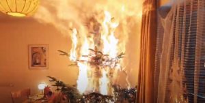 albero di natale in fiamme vigili del fuoco