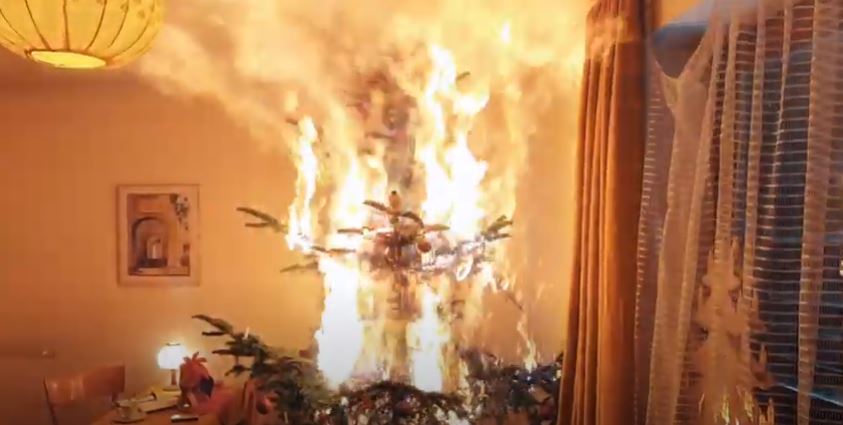 albero di natale in fiamme vigili del fuoco