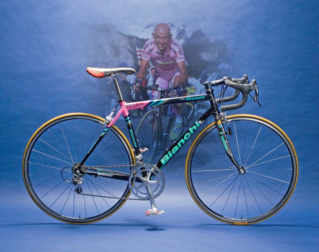 Venduta per 66 mila euro la bici con cui Marco Pantani staccò Armstrong al  Tour de France 2000: sarà esposta in un luogo pubblico