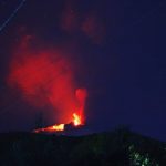 Etna, forte eruzione nella notte: le immagini in diretta dalle webcam
