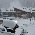 Meteo, le Alpi sotto una nevicata storica provocata dallo scirocco: sommerse dalla neve le principali località montane d’Italia [FOTO e VIDEO]