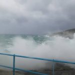 Maltempo, temporali e forti venti in Puglia: scirocco a 100km/h, mareggiate e alberi abbattuti nel Tarantino [FOTO]
