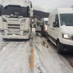 Maltempo Liguria, forte nevicata blocca tir e auto sulla A7: la Protezione Civile porta coperte e cibo agli automobilisti [FOTO]