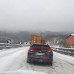 Maltempo Liguria, forte nevicata blocca tir e auto sulla A7: la Protezione Civile porta coperte e cibo agli automobilisti [FOTO]