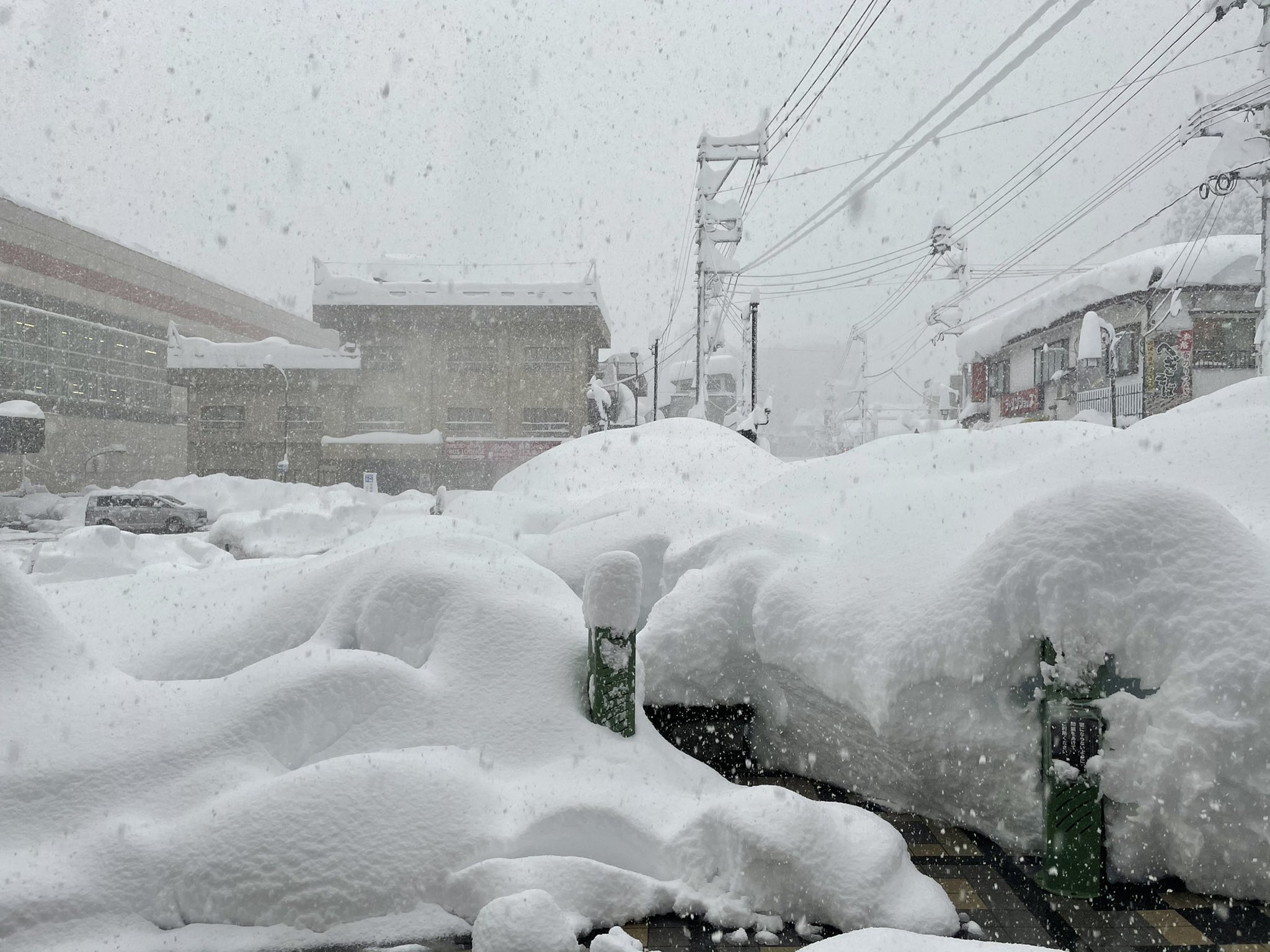 Снег бывает сильный. Сильный снегопад. Снег в Японии. Сугробы в Японии. Снежные завалы в Москве.