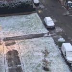 Maltempo, Milano si sveglia con la neve e temperature vicine allo zero: fiocchi in città [FOTO e VIDEO]