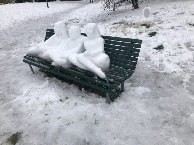 scultura neve insieme verso il domani