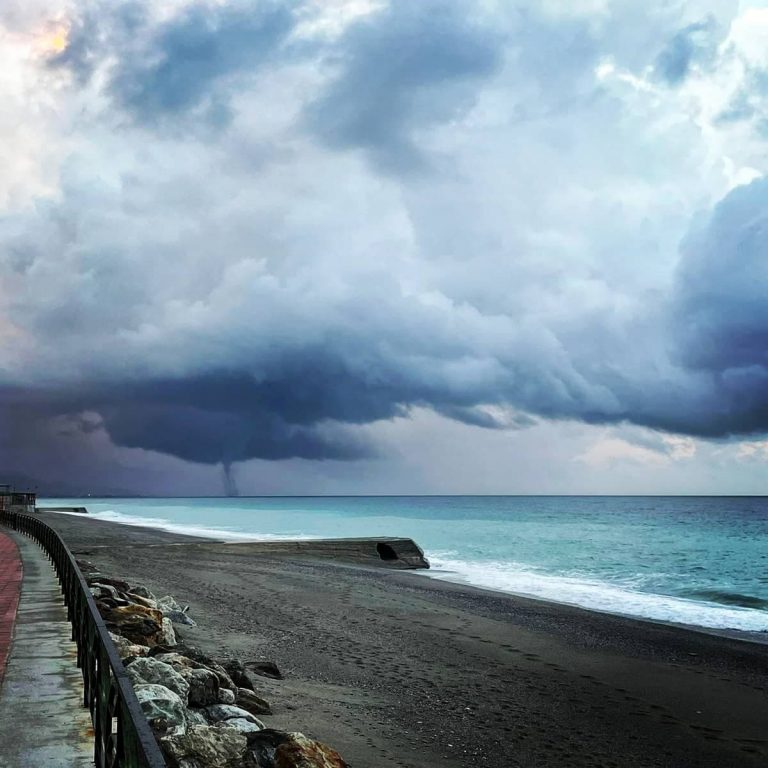 Il tornado al largo di Roccella Jonica visto da Siderno - foto di Rossella Carlino