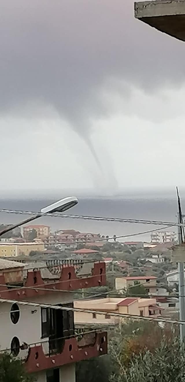 Il tornado sul mar Jonio visto da Siderno - foto di Domenico Nigro