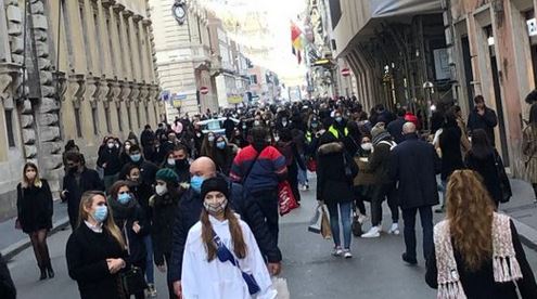 folla città