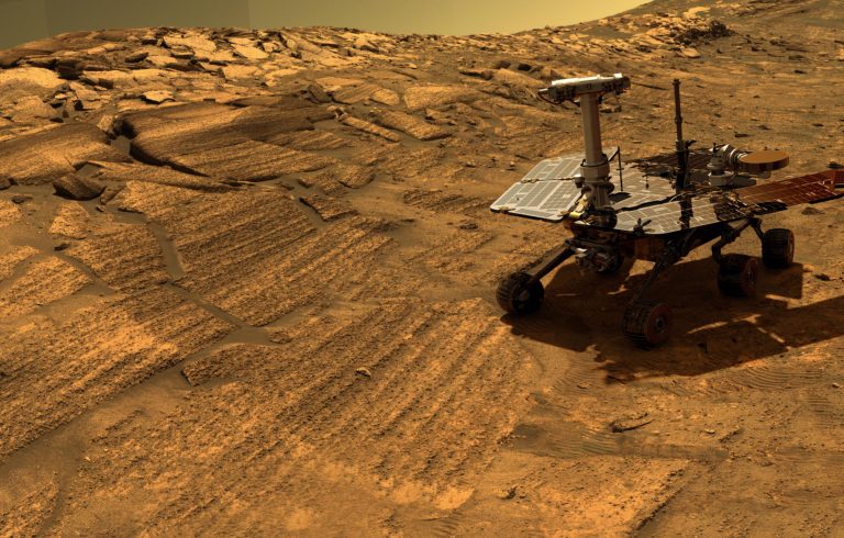 Il rover Opportunity della NASA durante l’esplorazione del cratere di Meridiani
Planum su Marte. La formazione rocciosa stratificata ben visibile è quella dove è stata rinvenuta la
jarosite. Credits: NASA/JPL-Caltech/Cornell/ASU