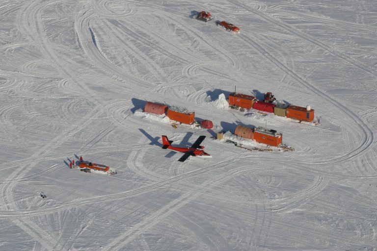 Vista aerea del campo stabilito a Talos Dome, in Antartide Orientale. È qui che è
stata prelevata la carota di ghiaccio di Talos Dome. Credits: www.taldice.org